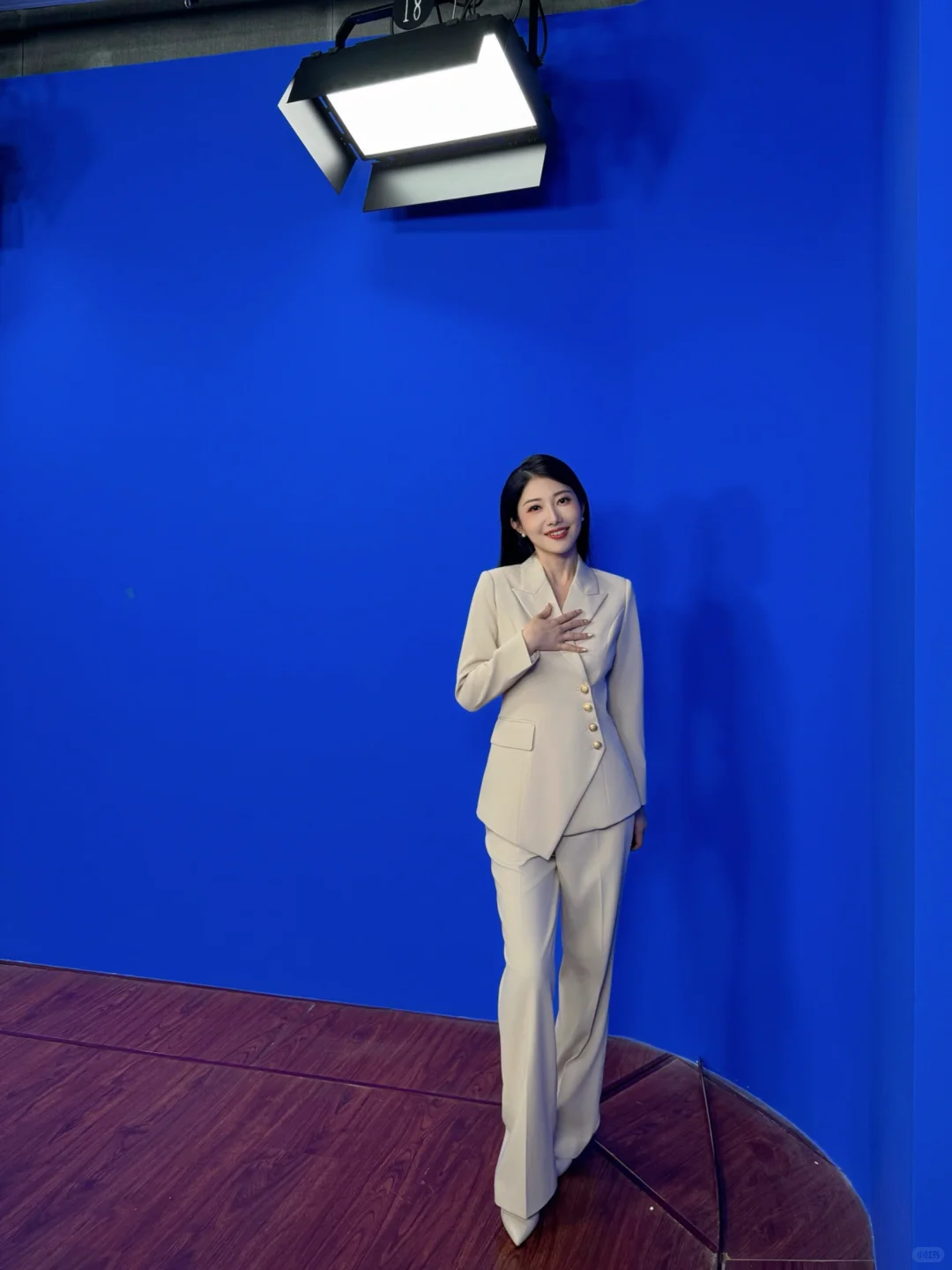 女主持工作花絮｜米色系职场穿搭