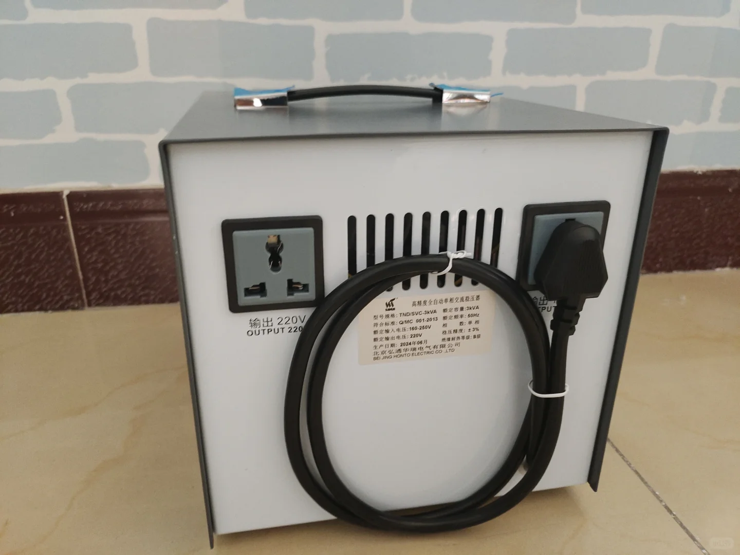 小型稳压电源，适合精密仪器使用