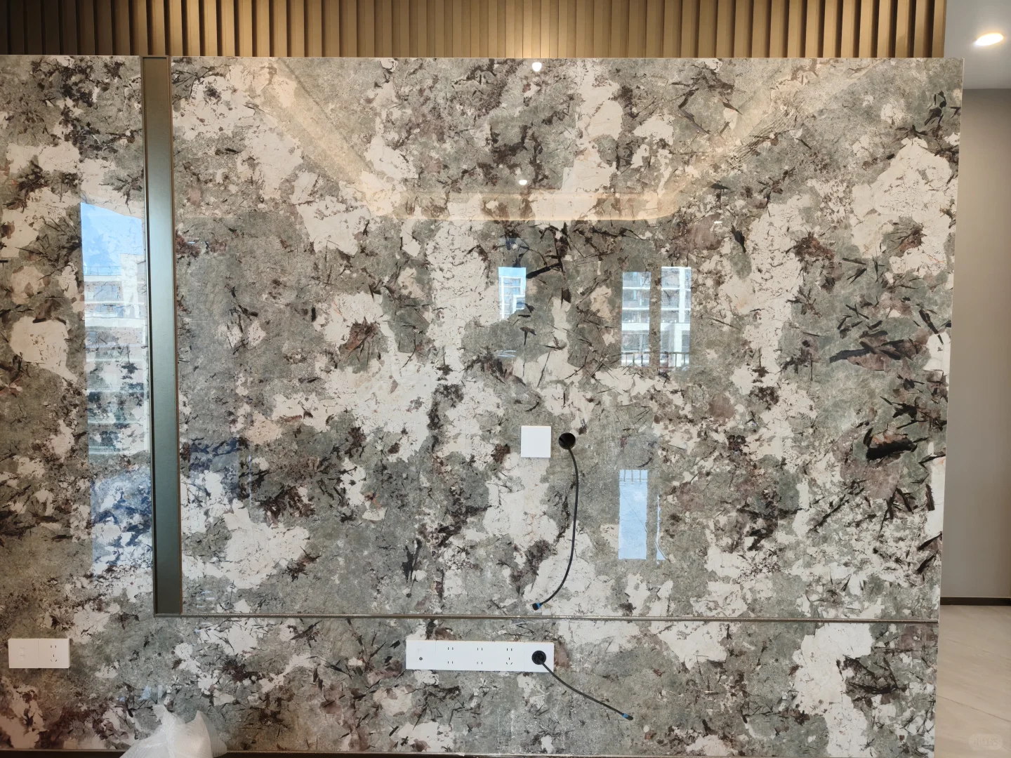 精装房石材电视背景墙，电源改造。