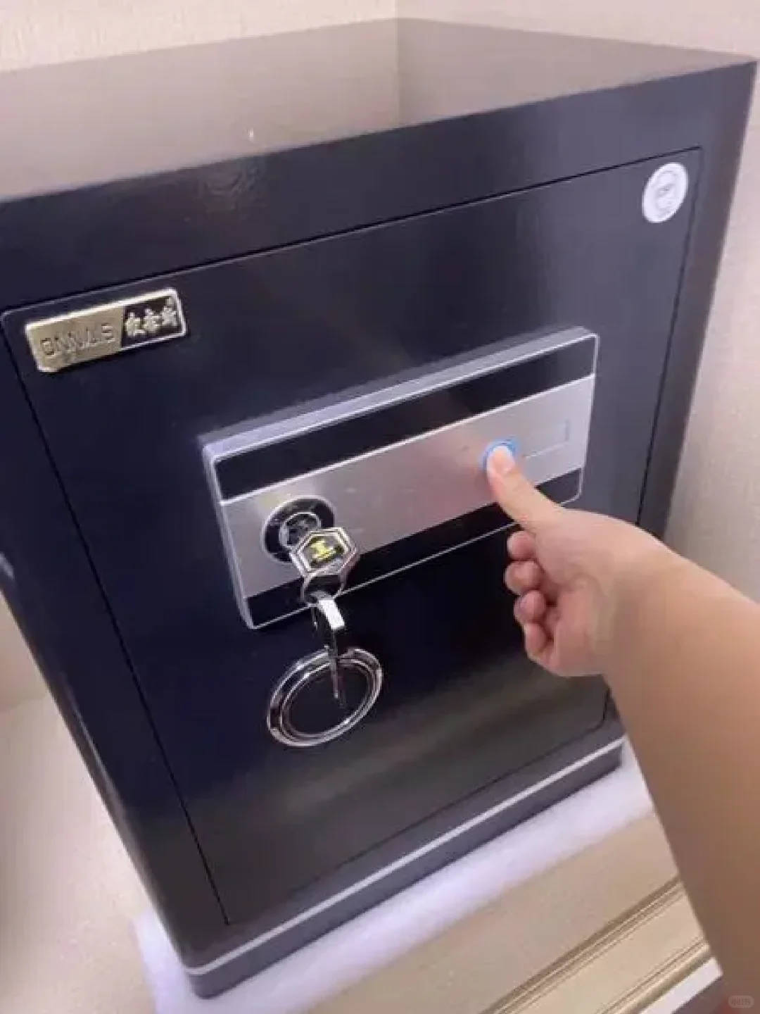 没压塌衣柜！这保险箱还是蛮强的！