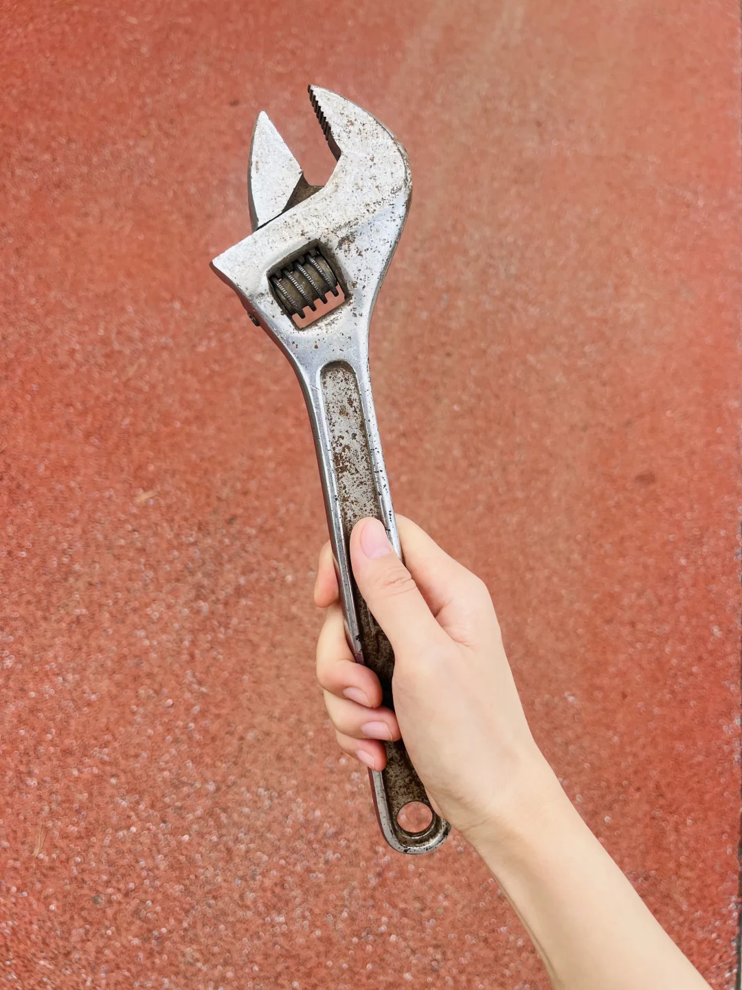 当扳手拿在手里