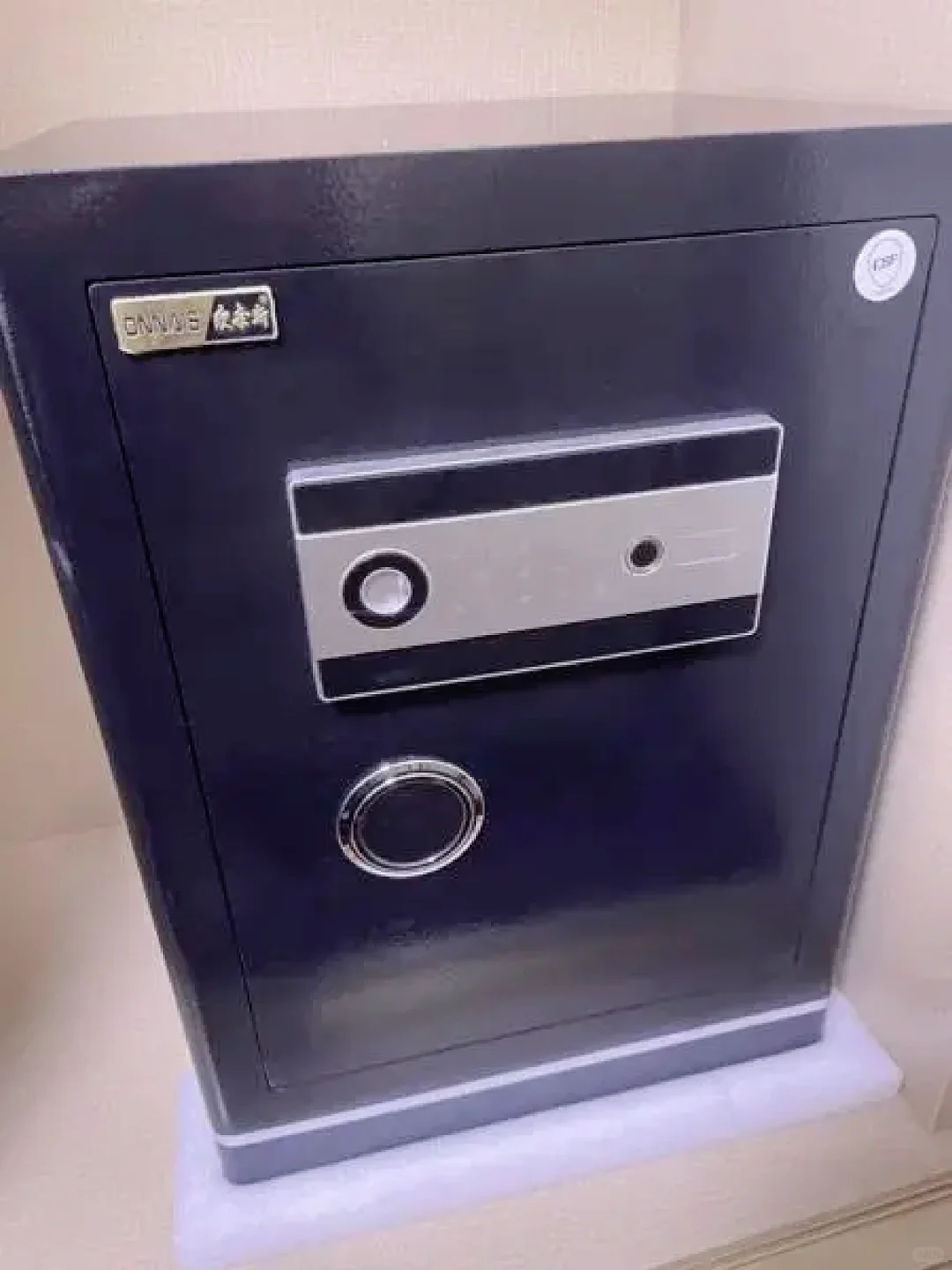 没压塌衣柜！这保险箱还是蛮强的！