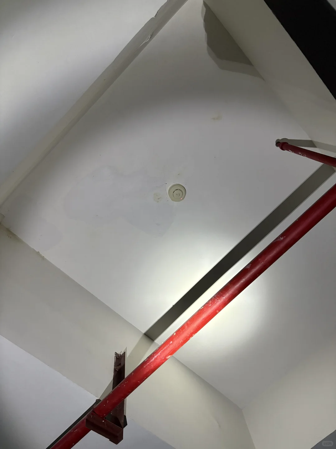 主机上面有个手报两个烟感