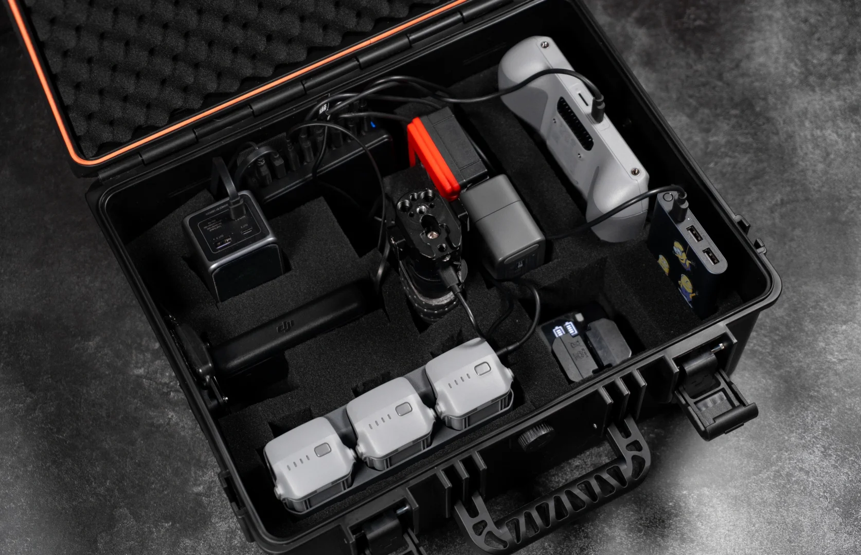 手搓摄影器材电池充电箱！