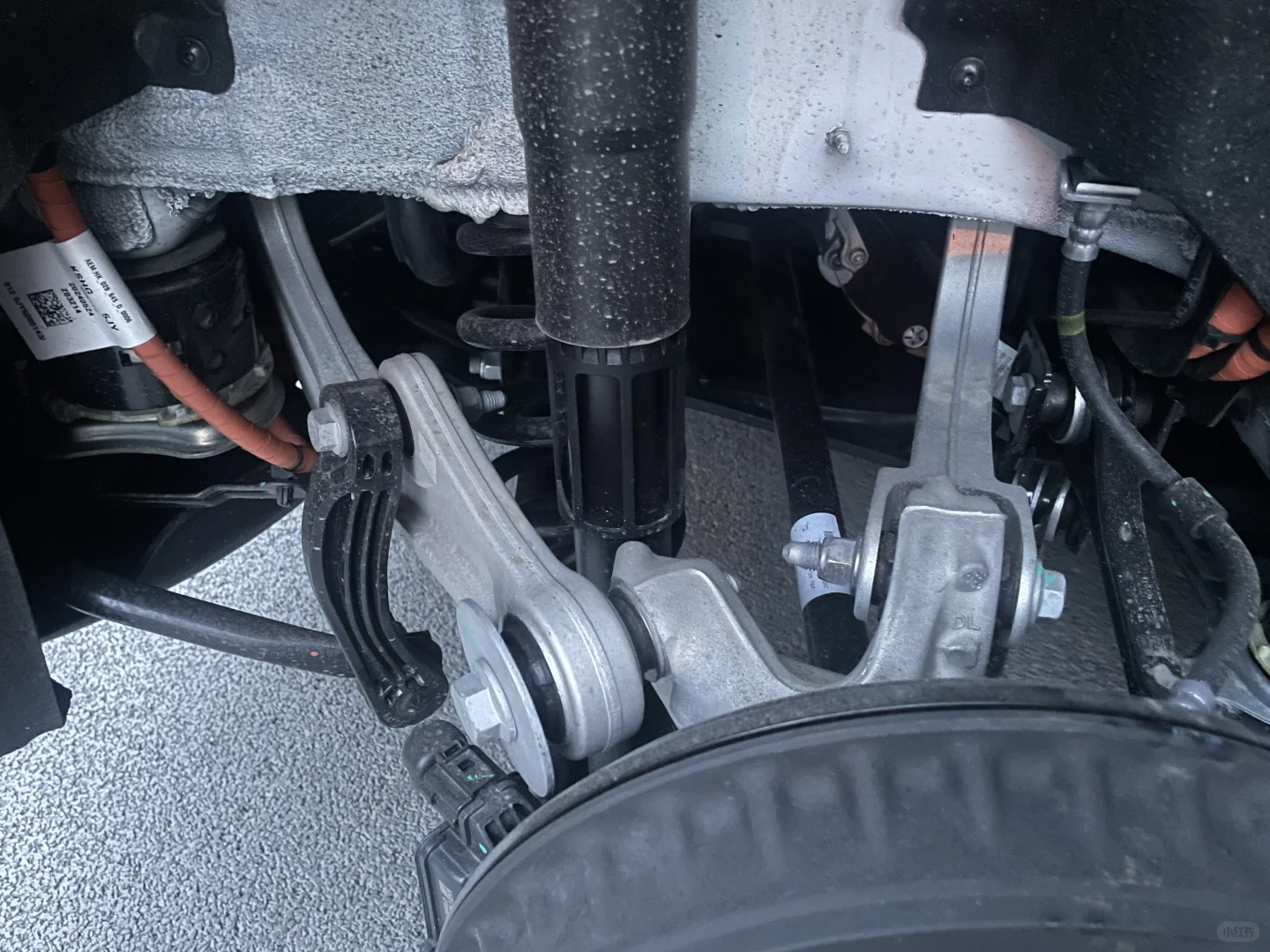 id3后悬挂，有铝有塑料