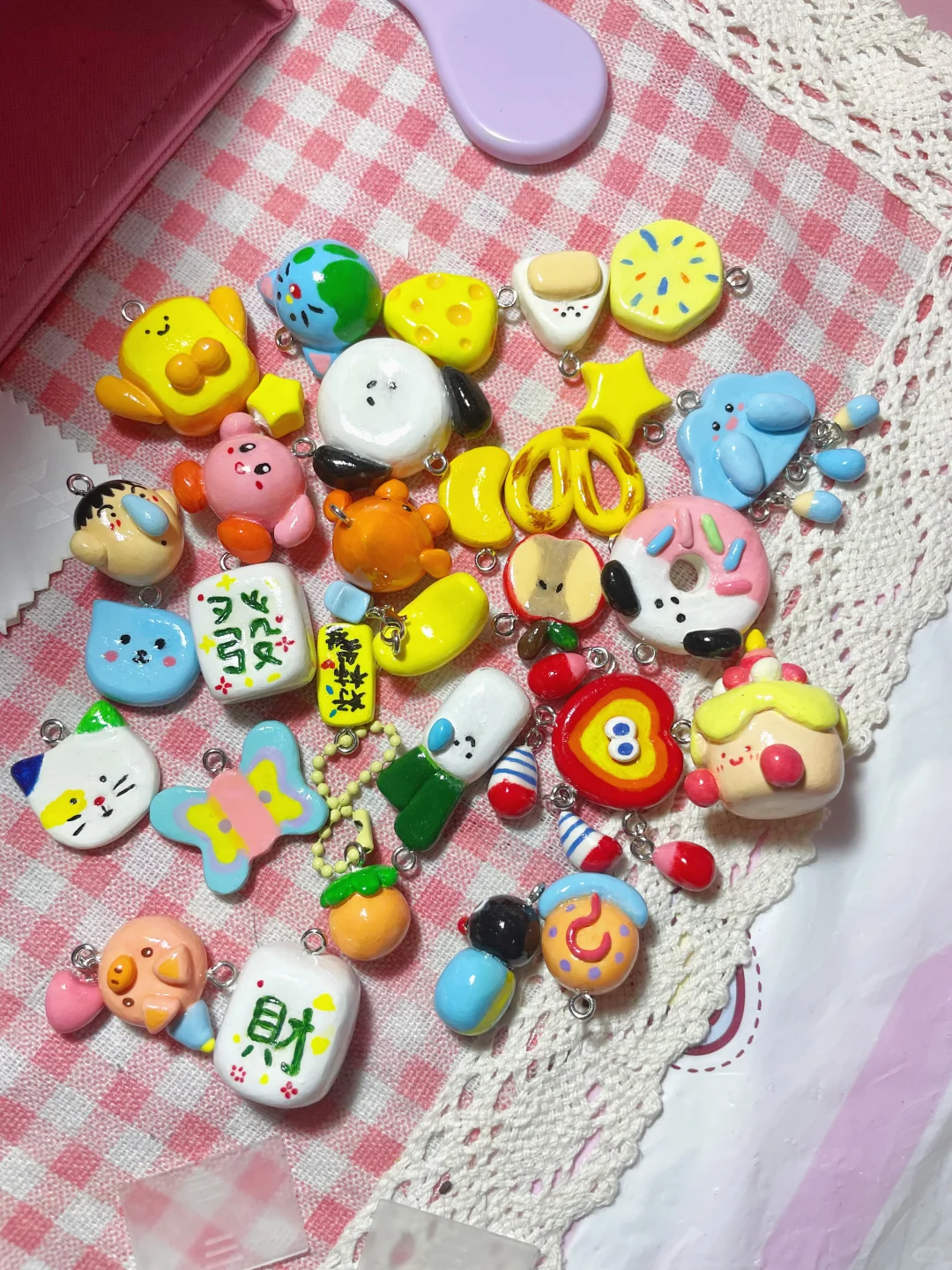 自制的粘土挂件和手链