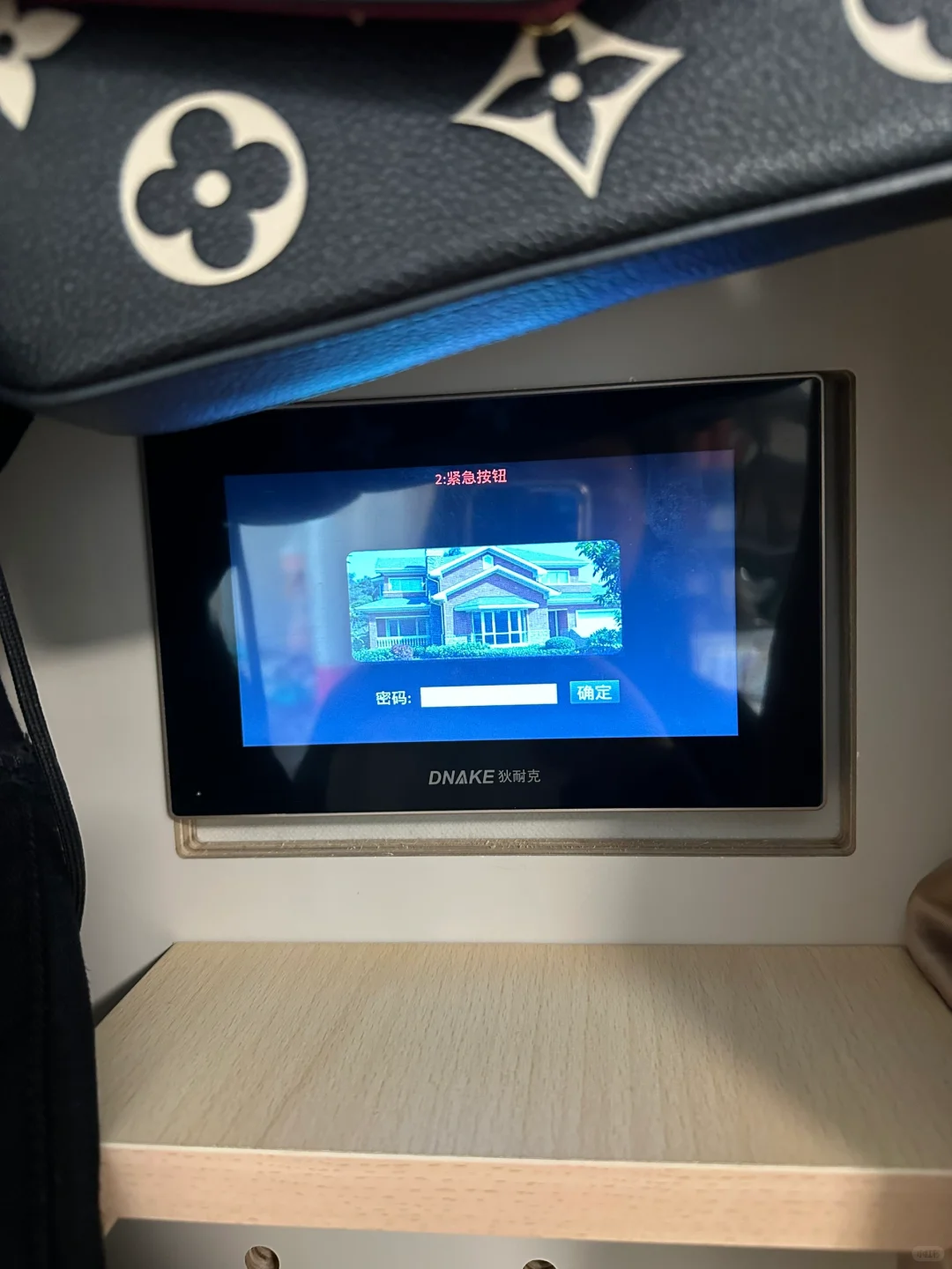 今天阿姨打扫厕所卫生无意中按到了sos按钮