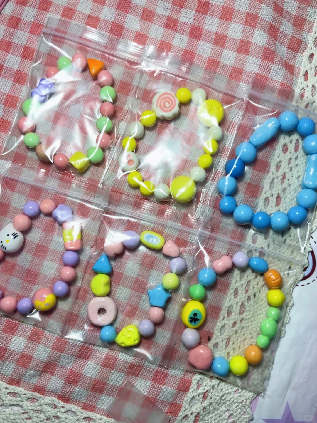 自制的粘土挂件和手链