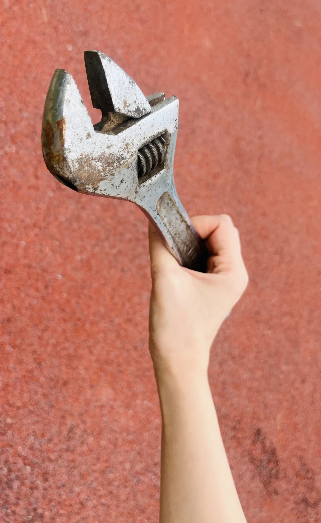 当扳手拿在手里