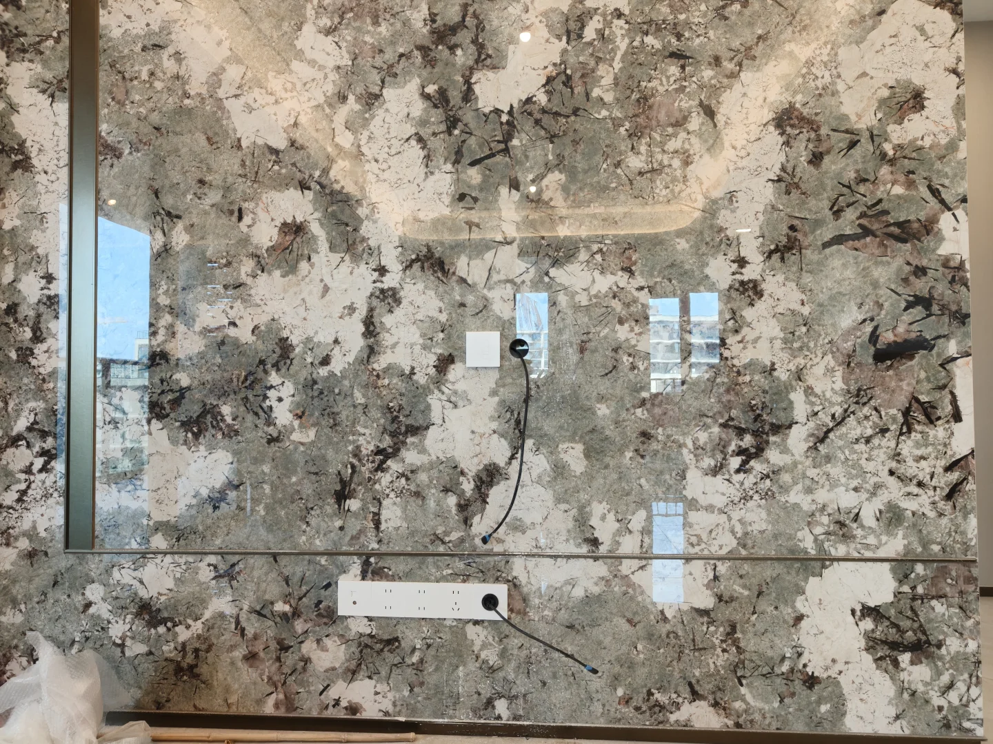 精装房石材电视背景墙，电源改造。