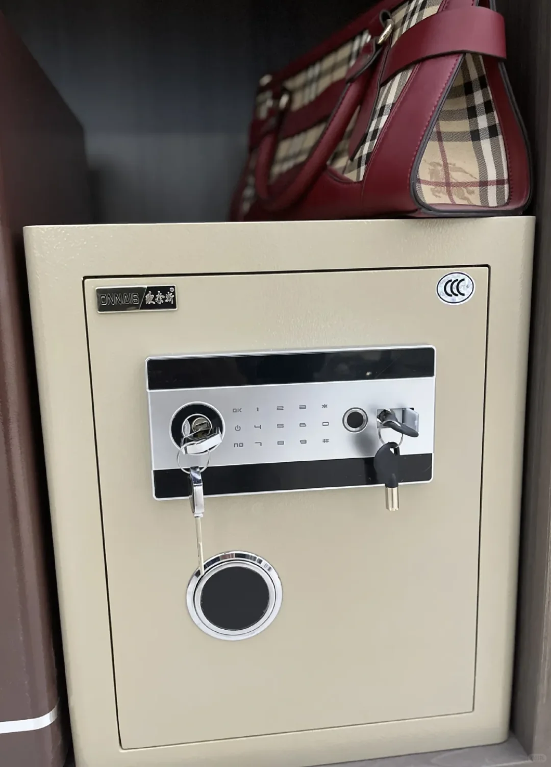 普通家庭居然也买保险箱！什么档次！
