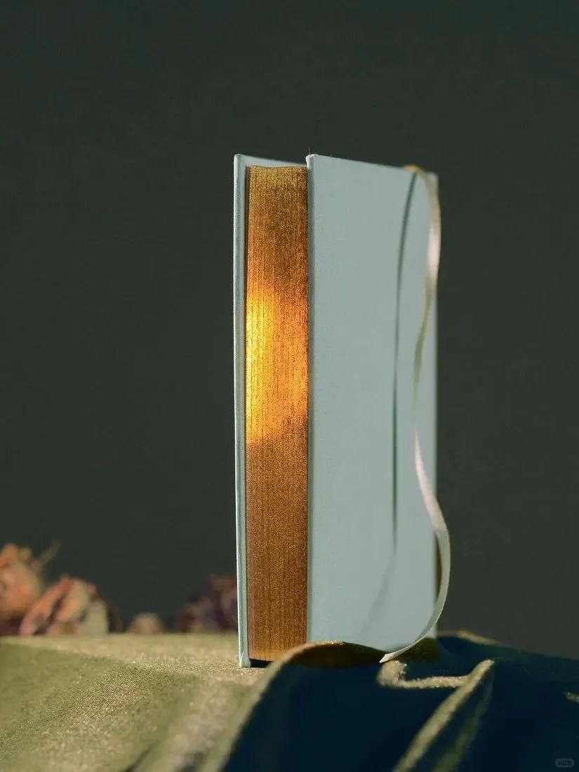 布面压花，这么美的封面！你知道是哪本书吗？