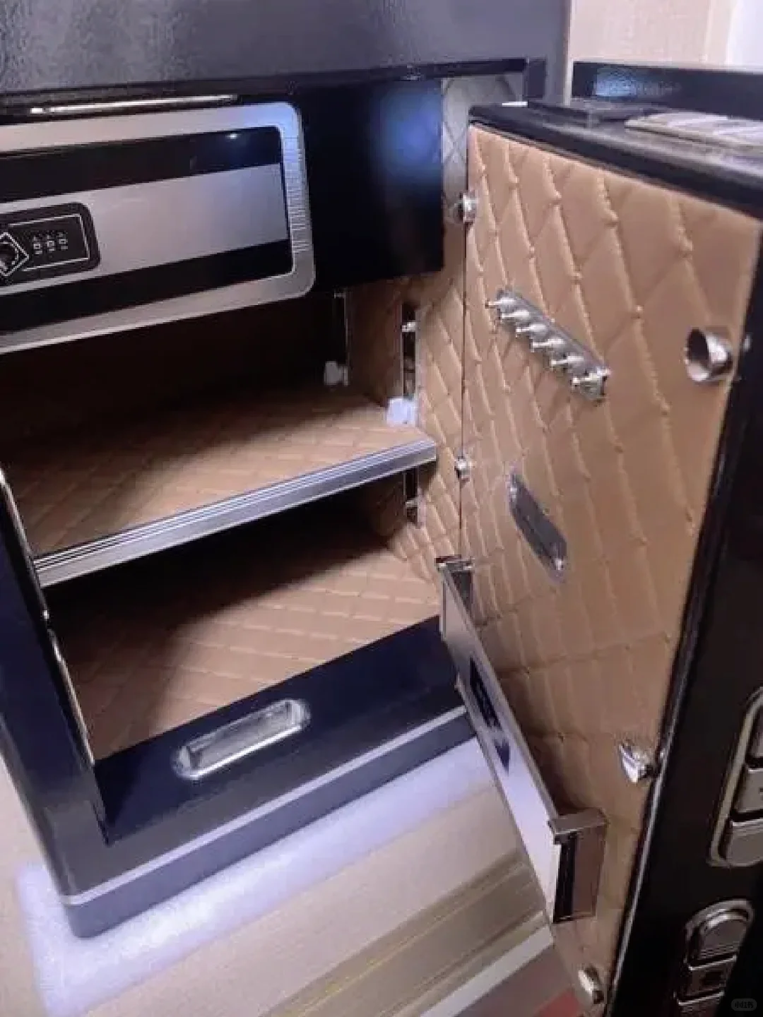 没压塌衣柜！这保险箱还是蛮强的！