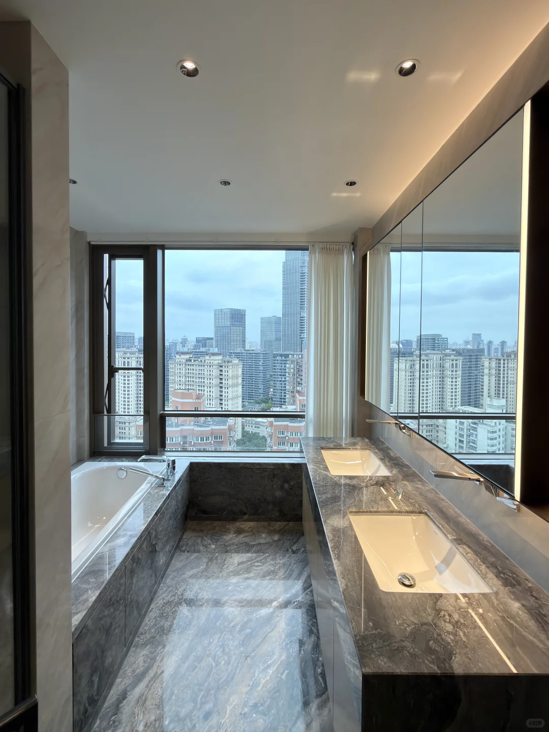 绿城外滩25年新房 玻璃落地窗 轻奢风装修