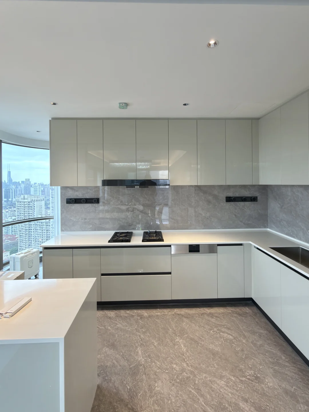 绿城外滩25年新房 玻璃落地窗 轻奢风装修