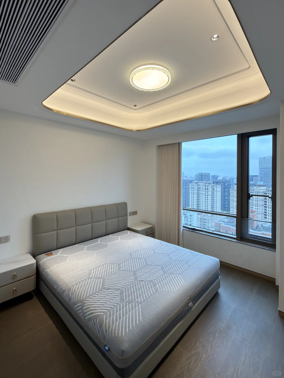 绿城外滩25年新房 玻璃落地窗 轻奢风装修