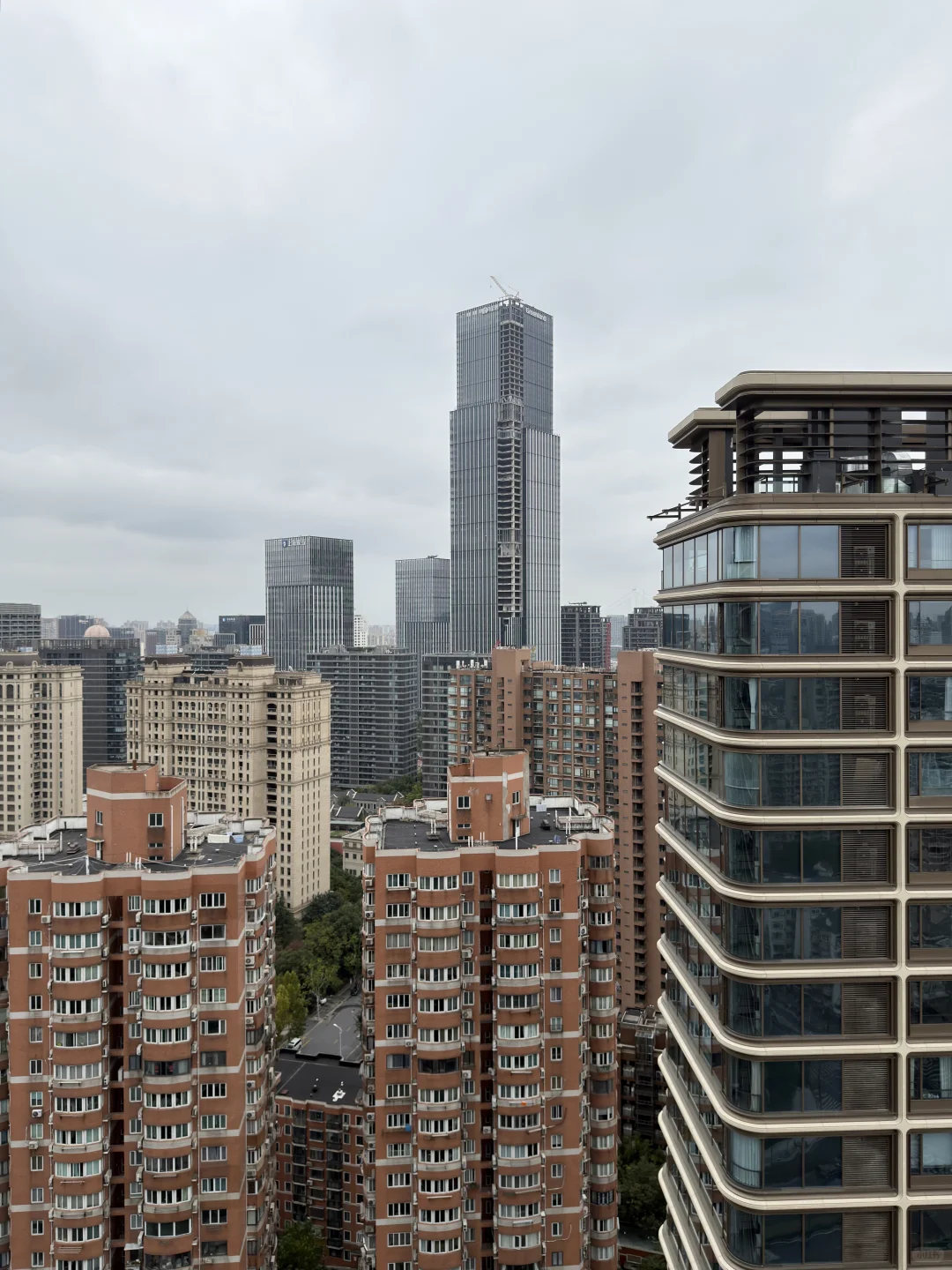 绿城外滩25年新房 玻璃落地窗 轻奢风装修