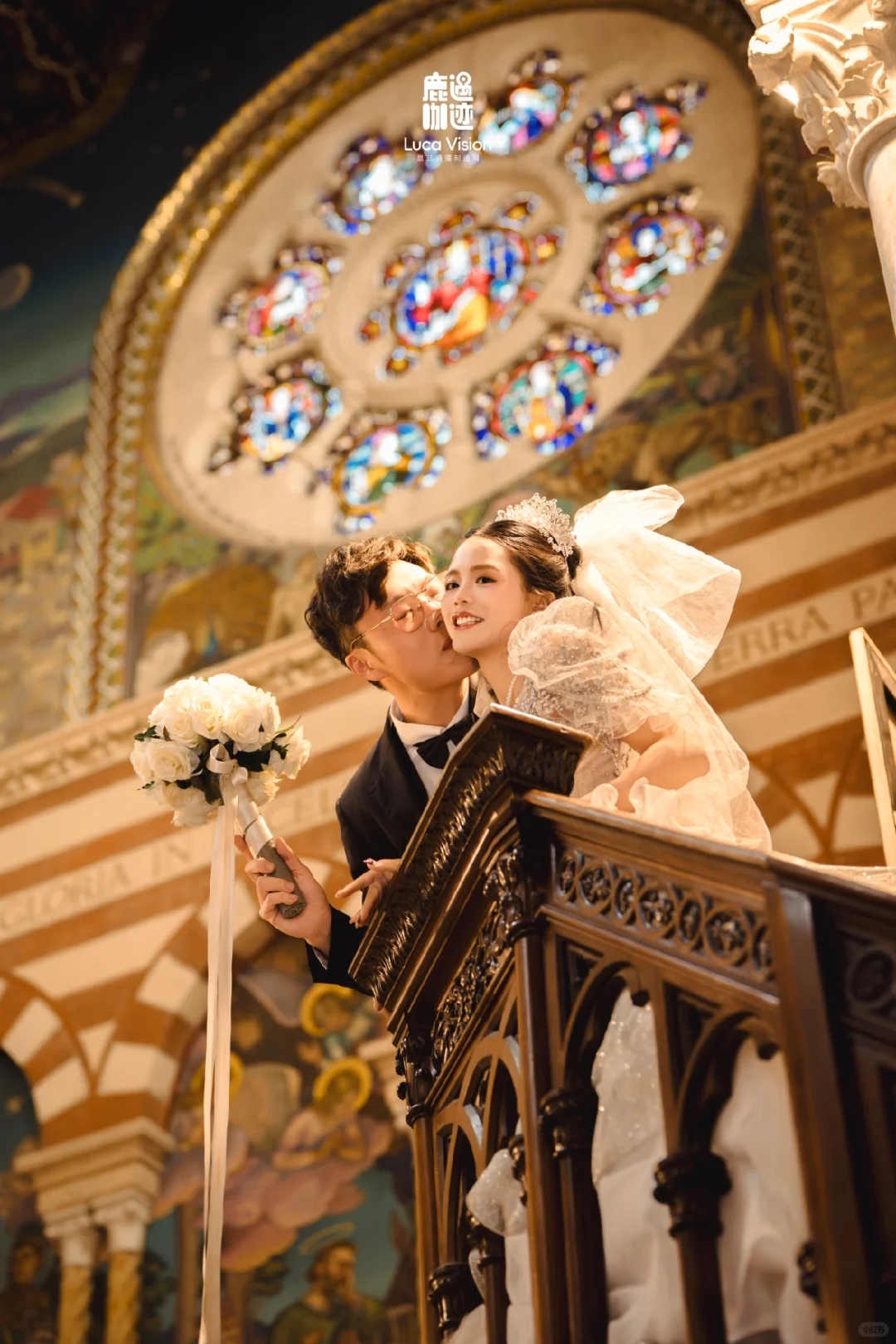 罗马的教堂也有大彩色玻璃窗哇?