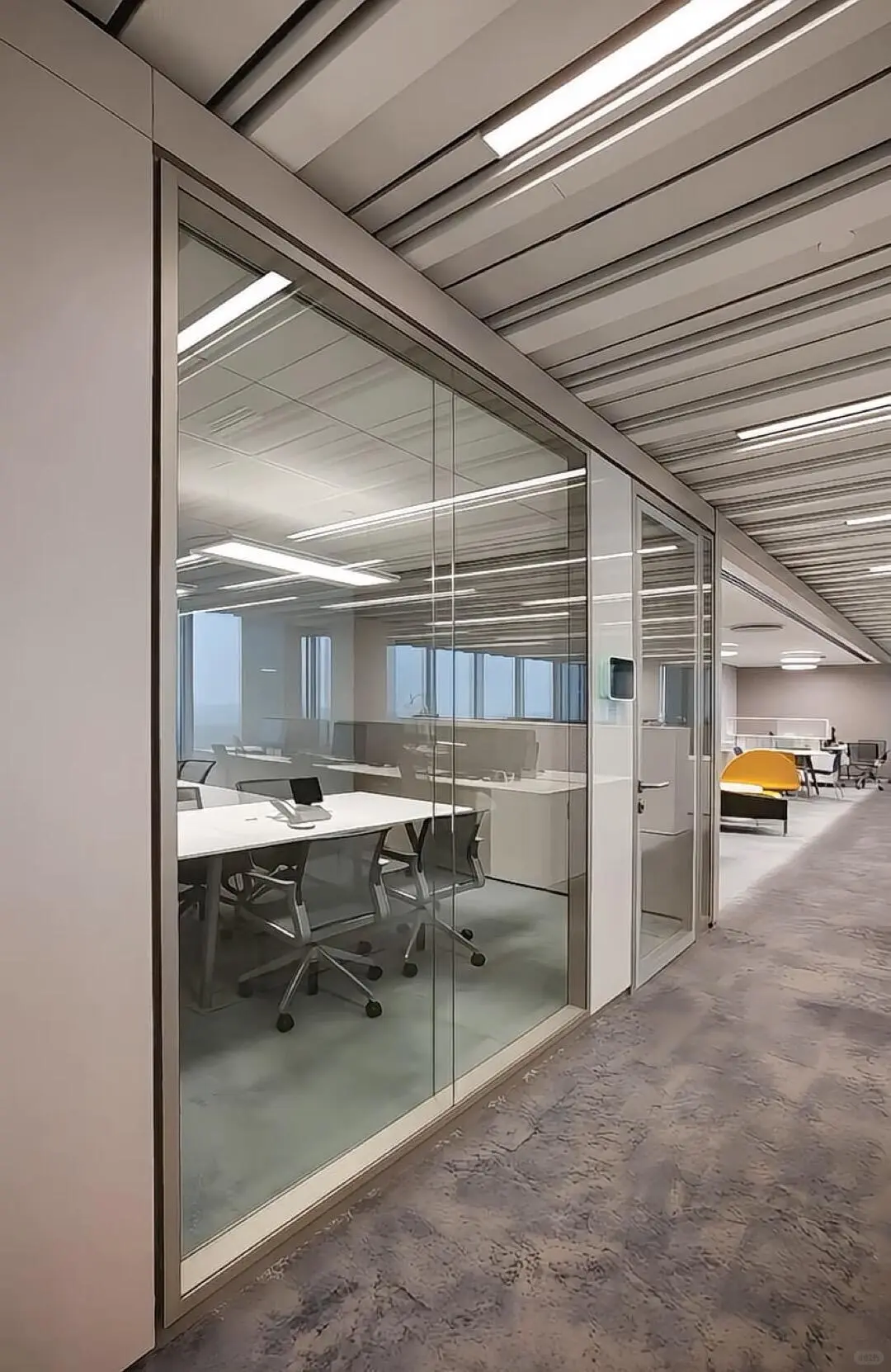 办公室隔断新玩法环保玻璃墙竟能降噪50%