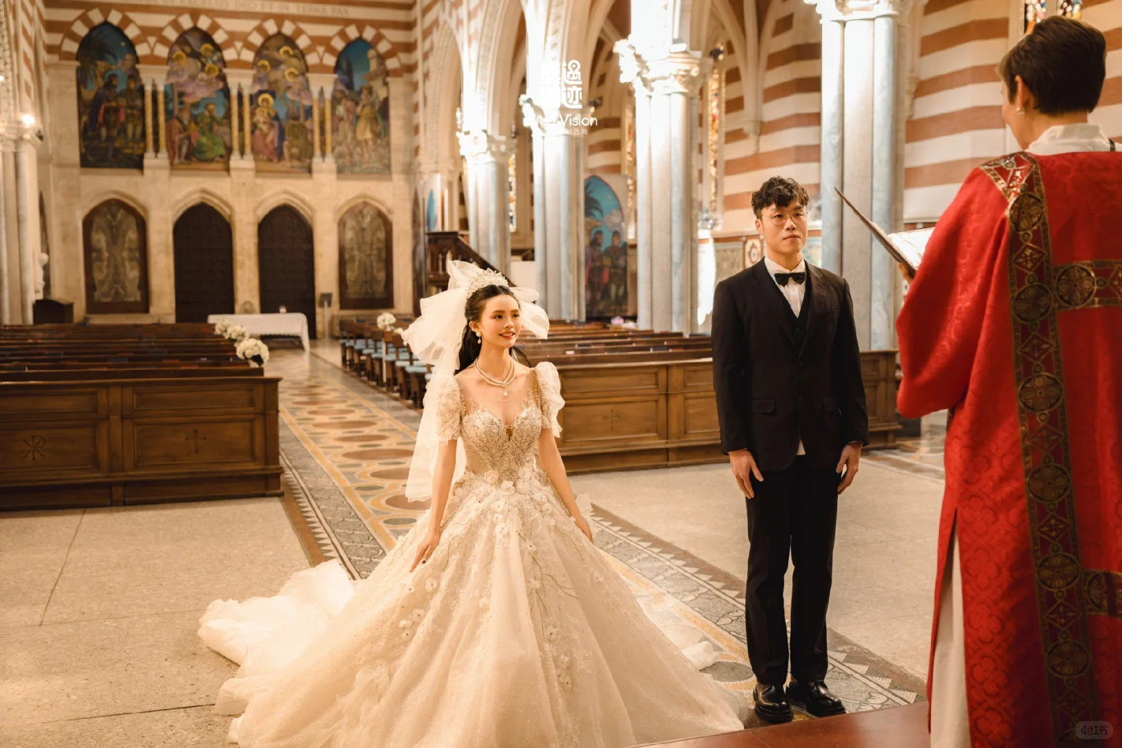 罗马的教堂也有大彩色玻璃窗哇?