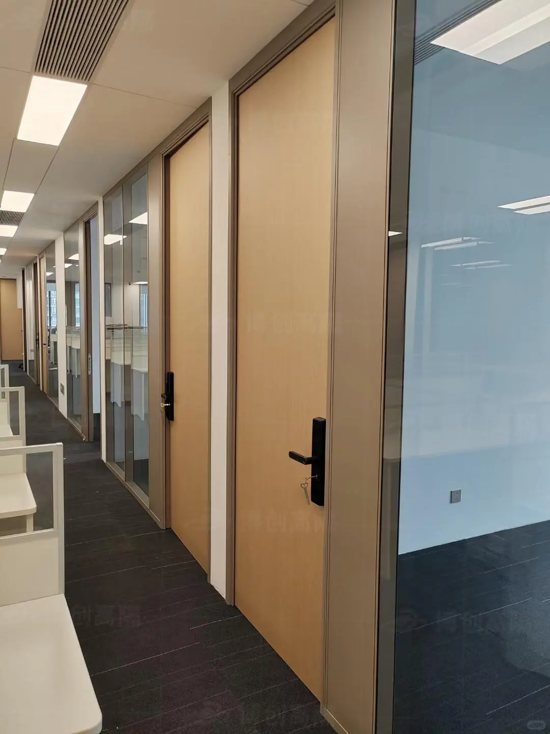 办公室隔断新玩法环保玻璃墙竟能降噪50%