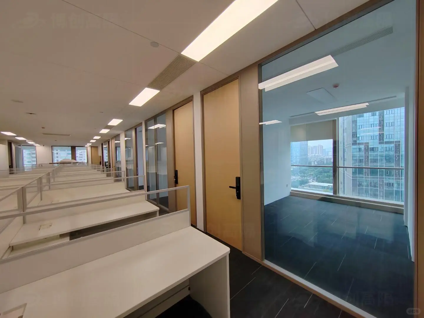 办公室隔断新玩法环保玻璃墙竟能降噪50%