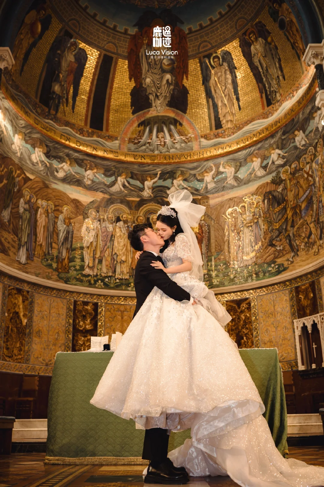 罗马的教堂也有大彩色玻璃窗哇?