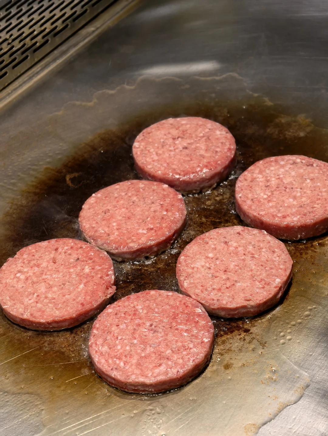 连锁汉堡店背后的牛肉饼工厂