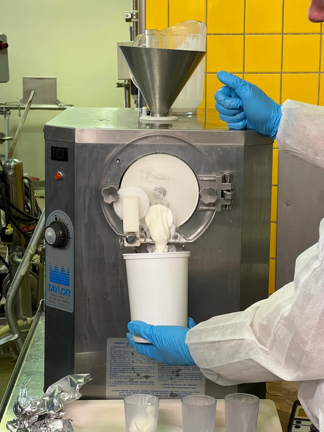 ??‍?冰淇淋生产线女工的一天