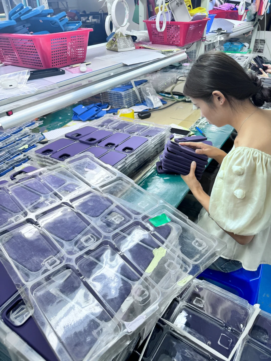 手机壳工厂，生产流水线