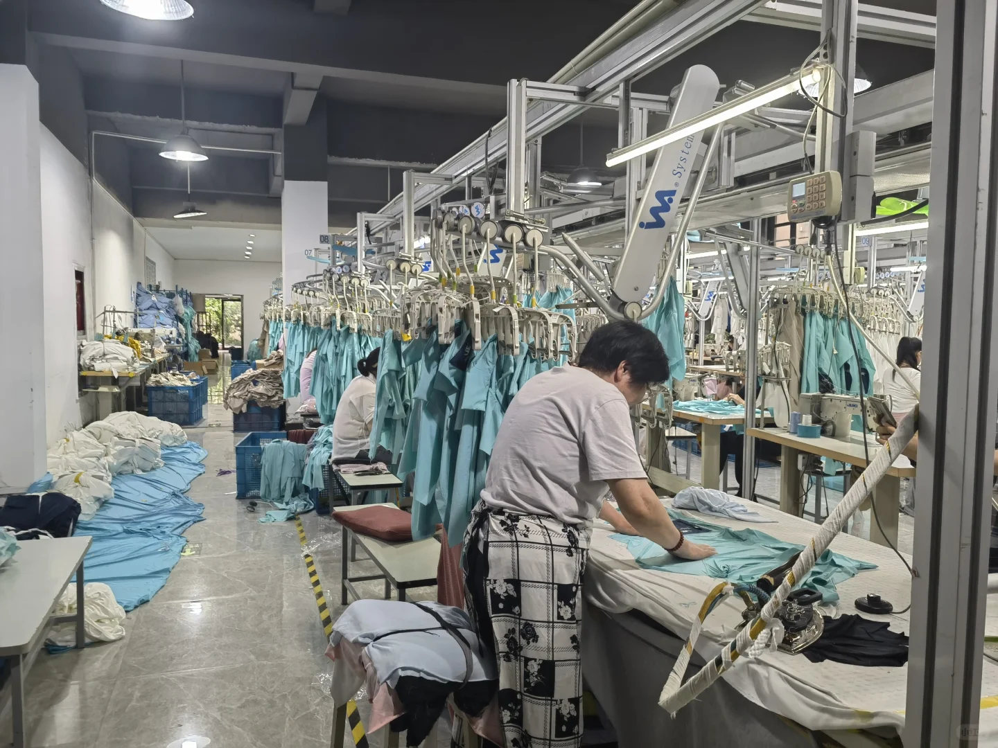 跟你小时候见的服装厂一样吗？