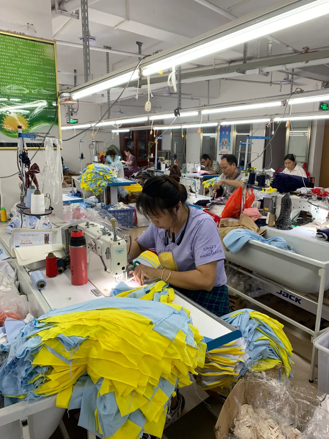 凌晨1点的制衣厂，还在抱怨累吗你？