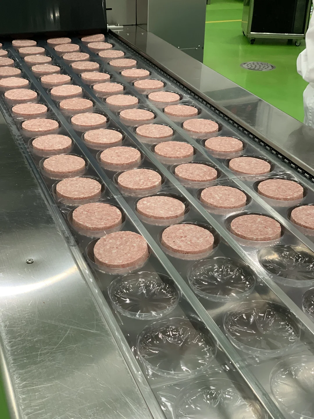 连锁汉堡店背后的牛肉饼工厂