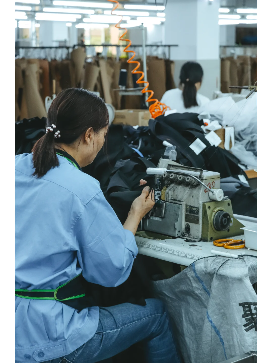 厂里的那些辛勤劳动的员工们