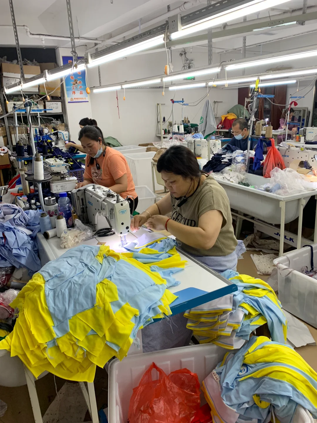 凌晨1点的制衣厂，还在抱怨累吗你？