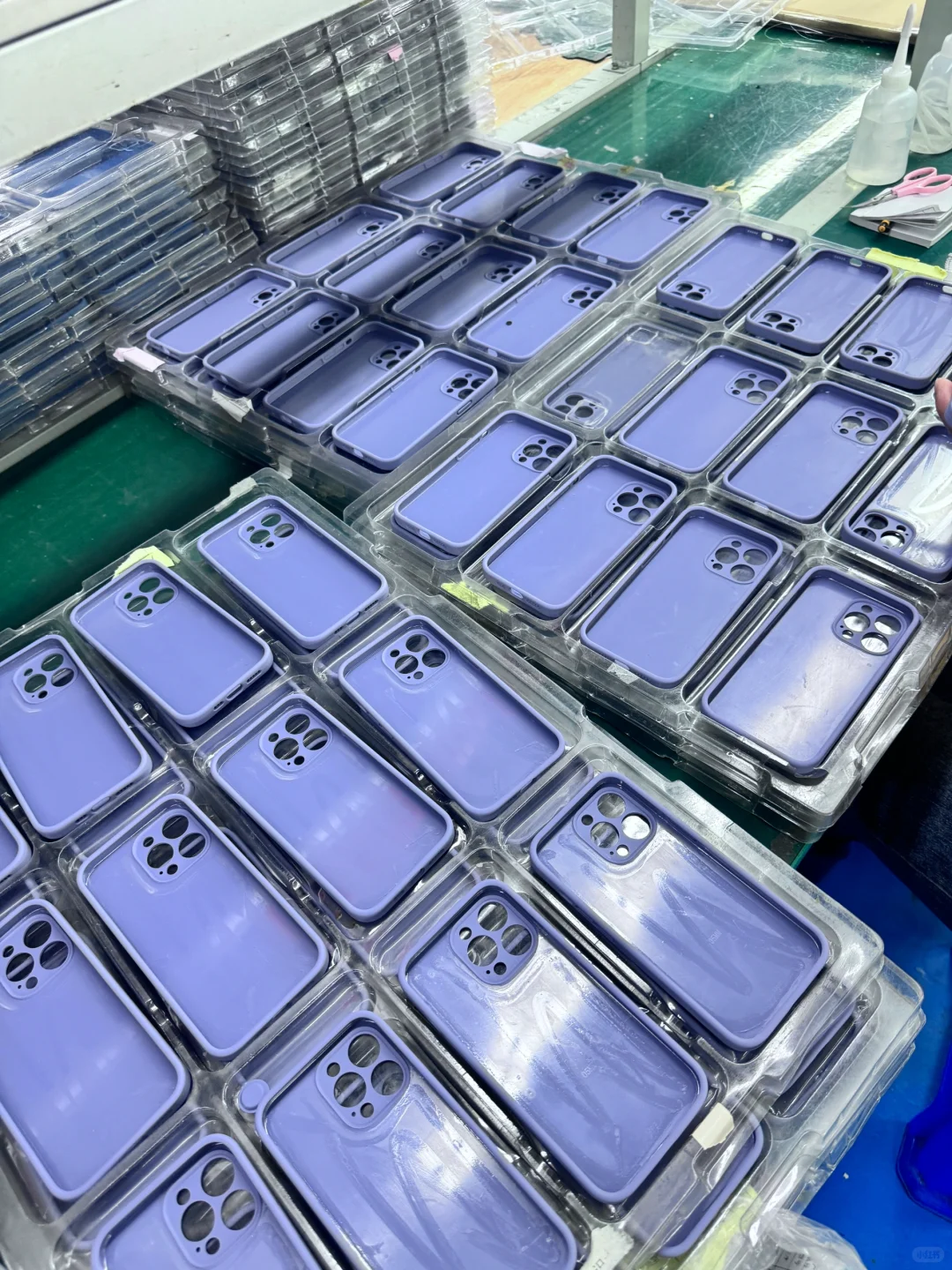 手机壳工厂，生产流水线