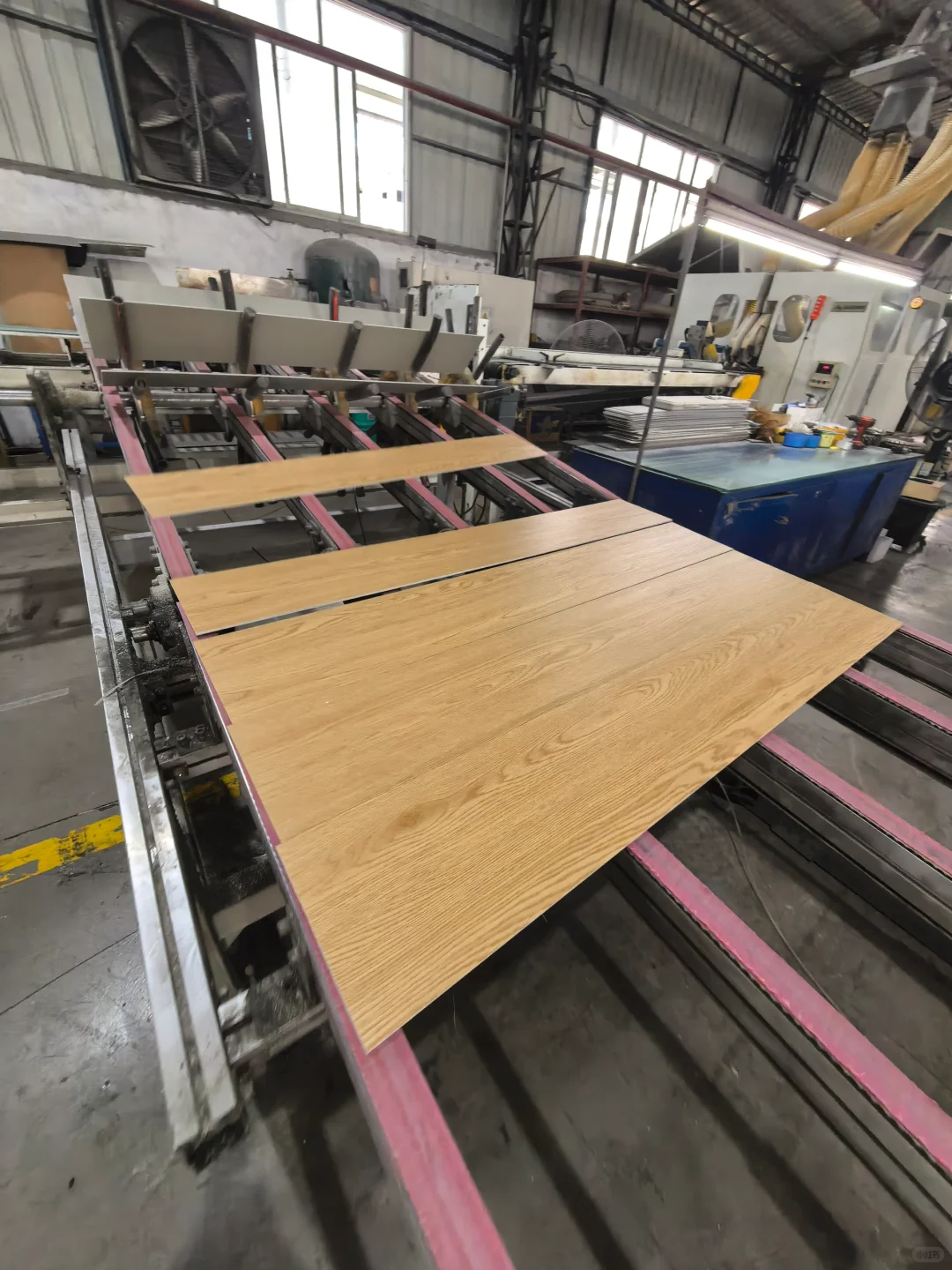 工厂大揭秘?今天带你们直击spc地板工厂