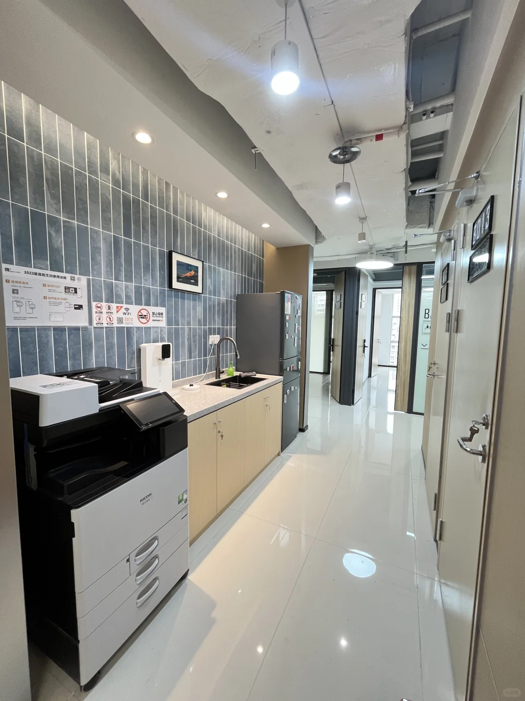 00后情侣?，在深圳开了个10平米的公司?