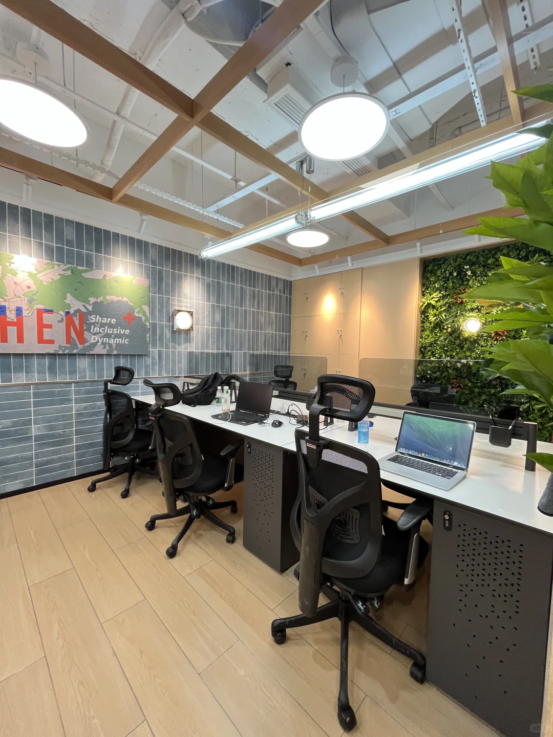 00后情侣?，在深圳开了个10平米的公司?