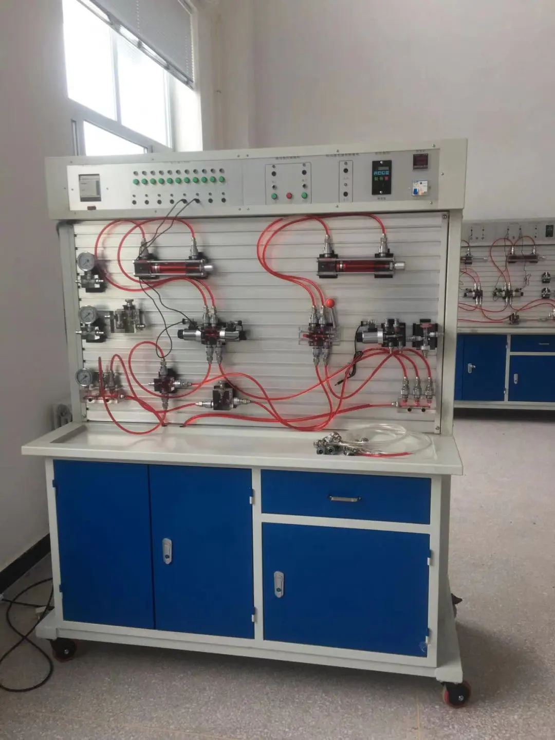 液压气动教学设备加紧生产中