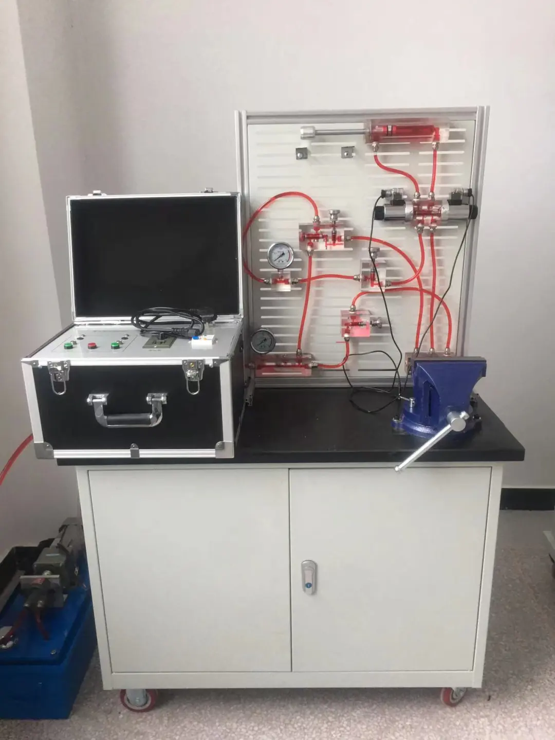 液压气动教学设备加紧生产中