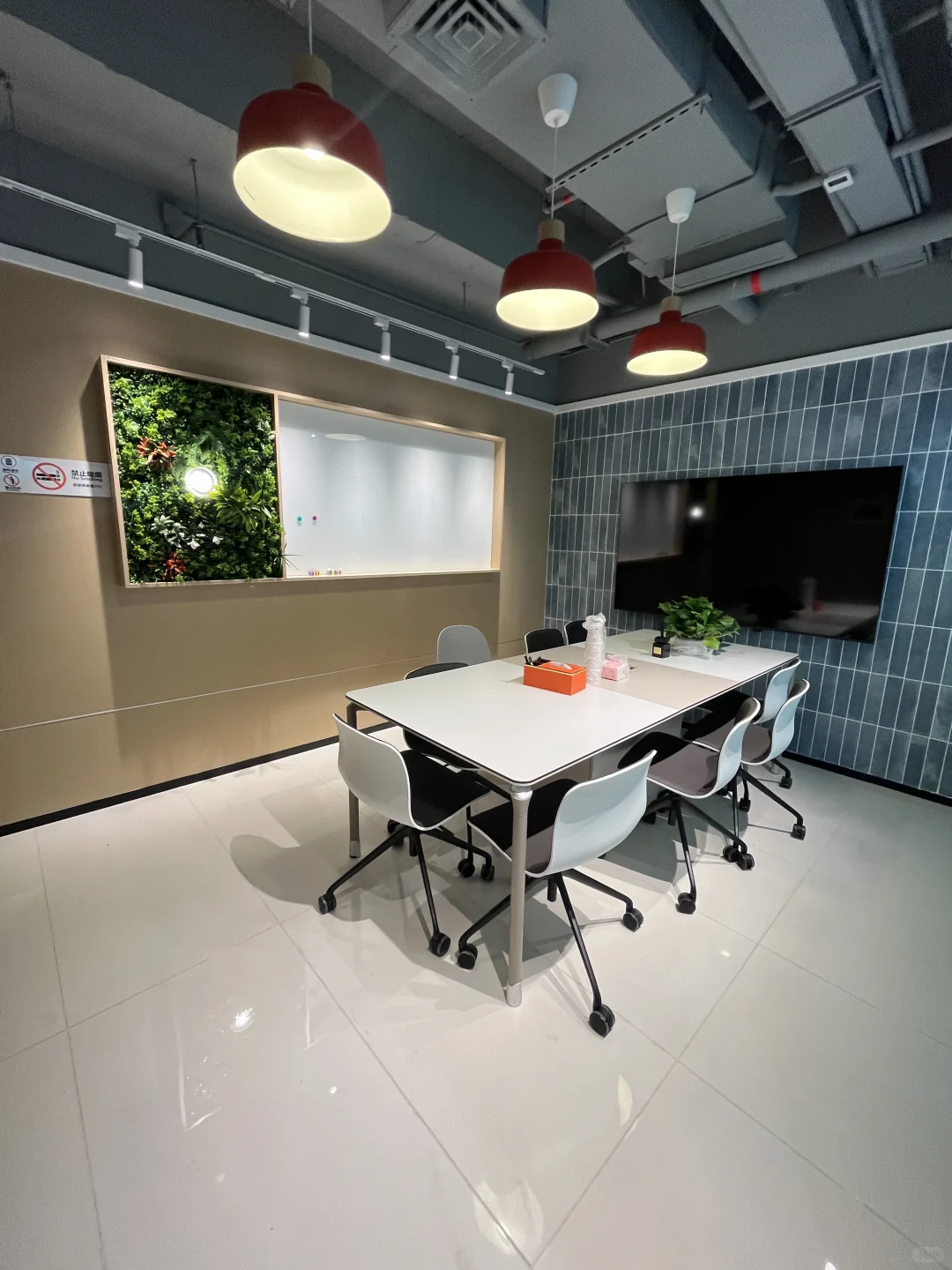 00后情侣?，在深圳开了个10平米的公司?