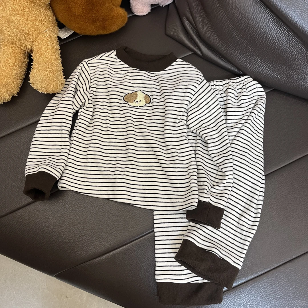 踩缝纫机给女儿做贴身不紧身的家居服