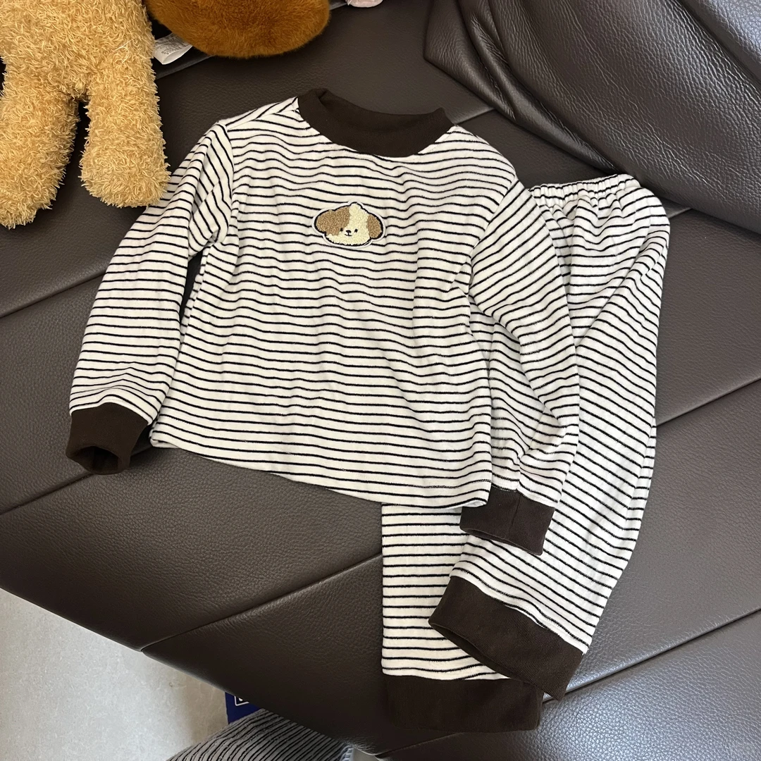 踩缝纫机给女儿做贴身不紧身的家居服