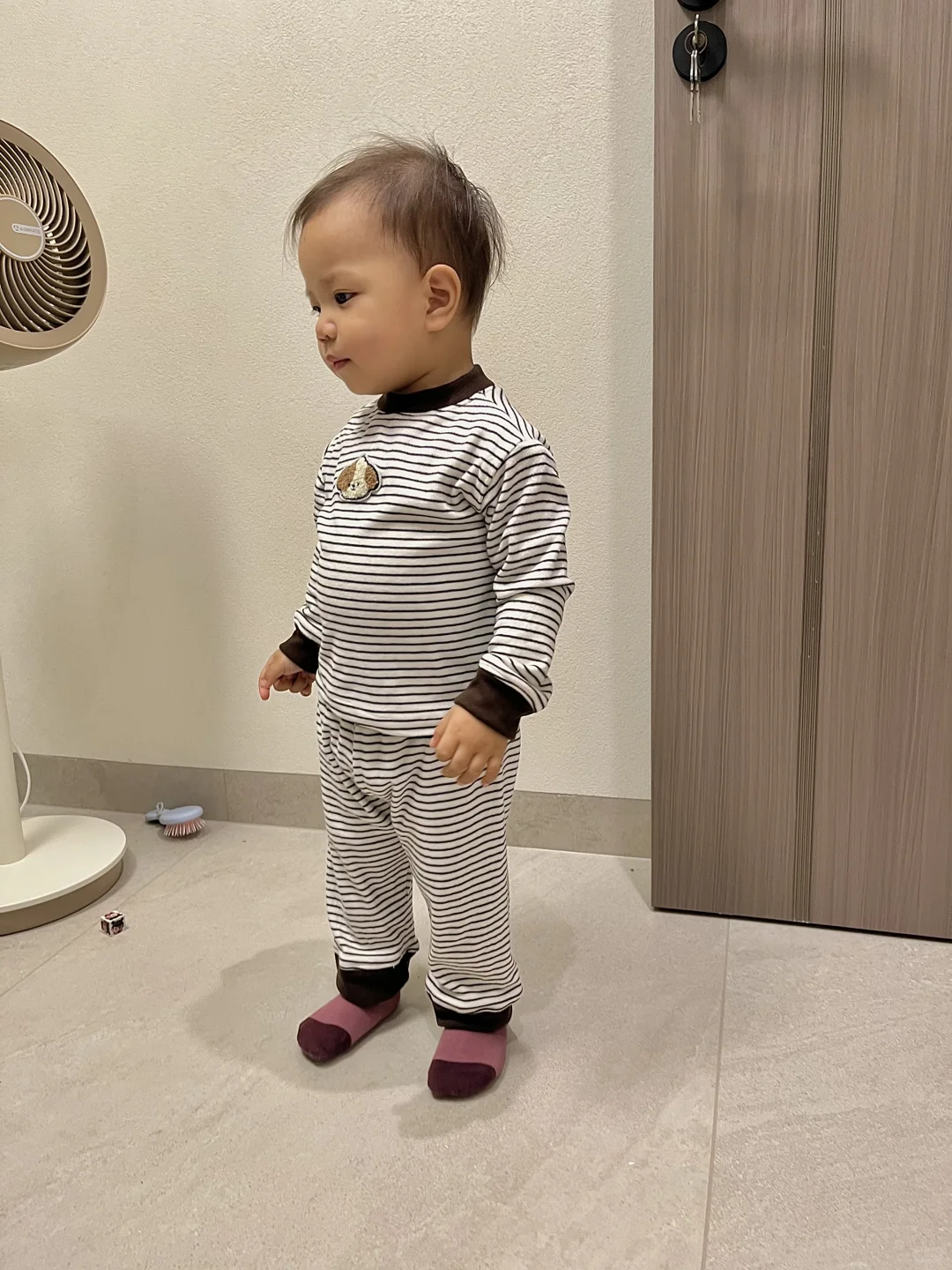 踩缝纫机给女儿做贴身不紧身的家居服