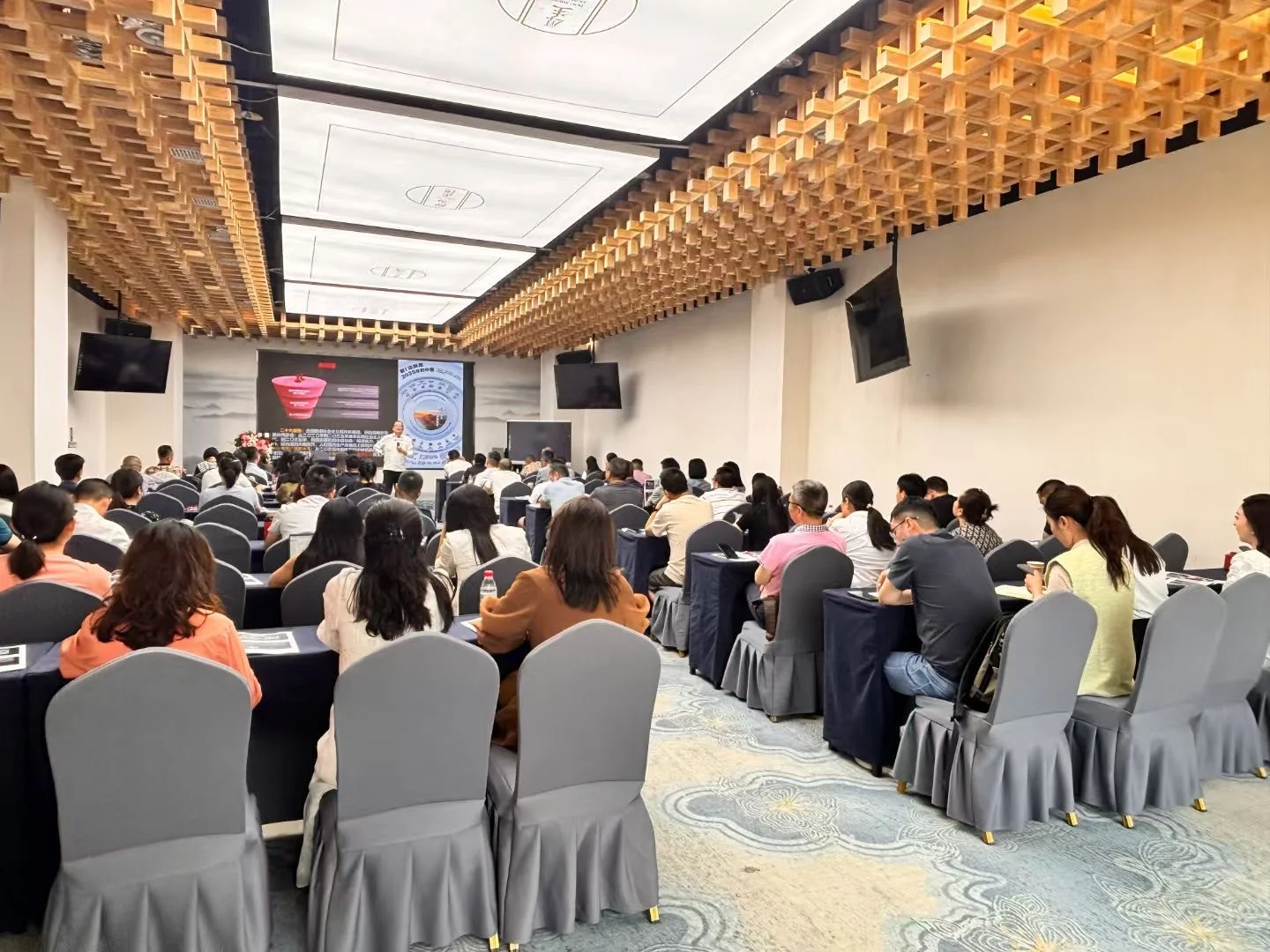 4月《宏观经济形势分析》
