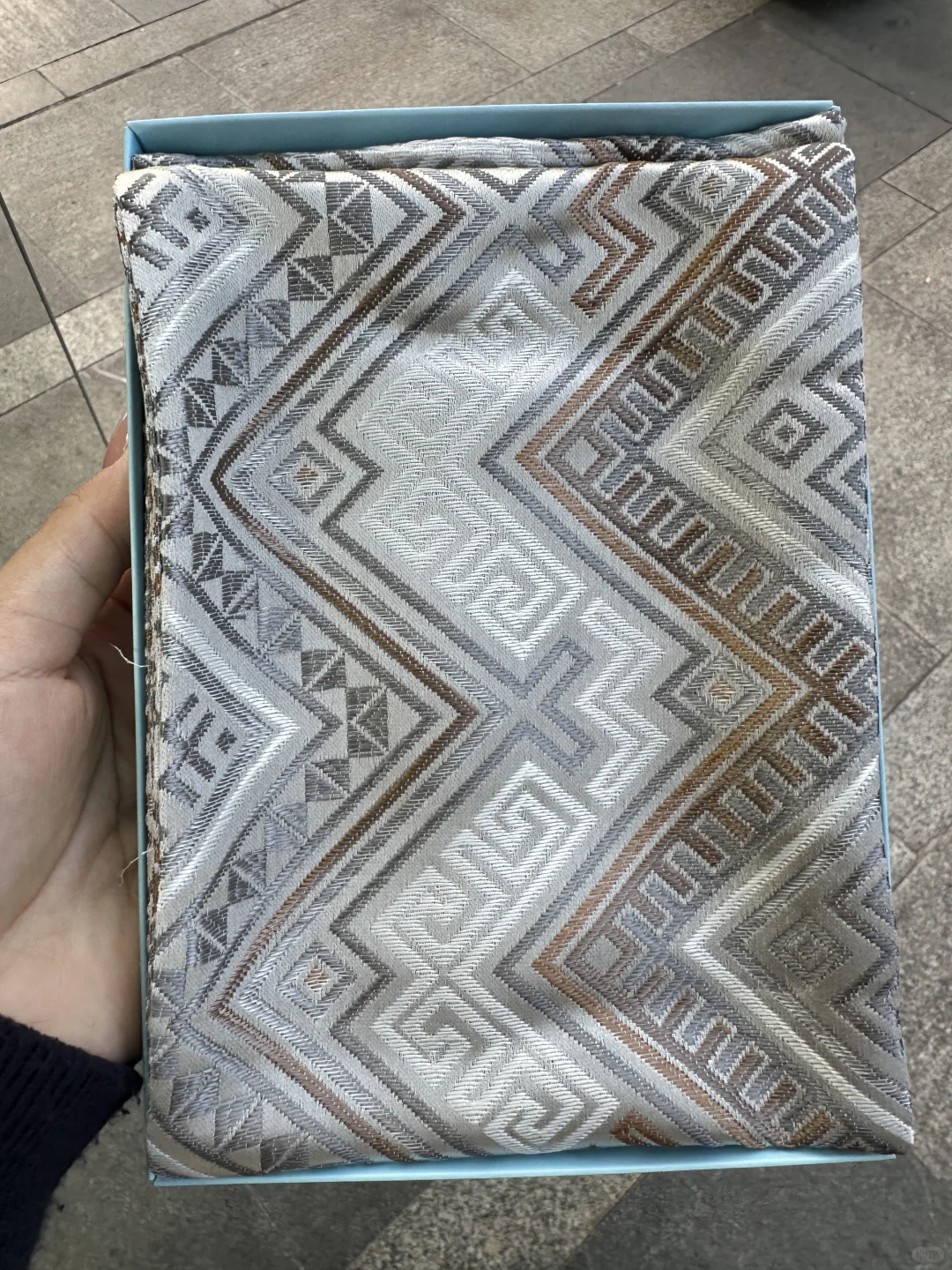 广西！很精致的手工礼物?壮锦围巾?