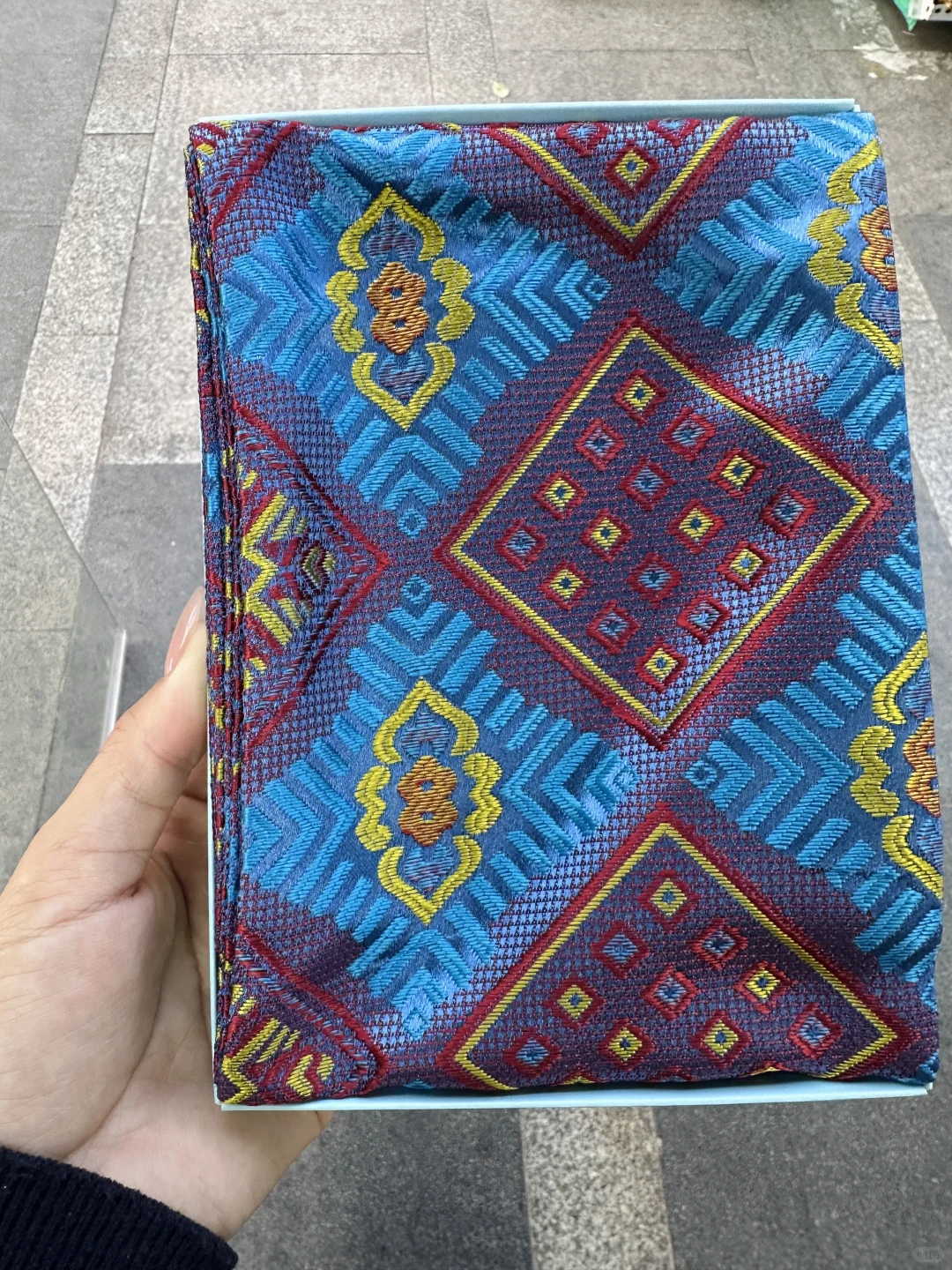广西！很精致的手工礼物?壮锦围巾?