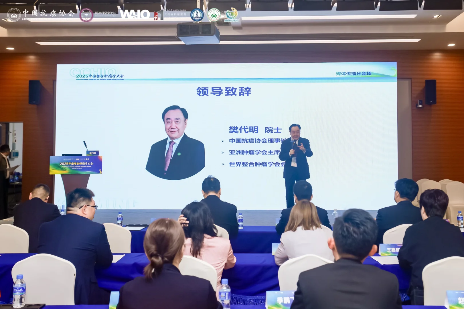 上半场会议主持，下半场滇池喂鸥?