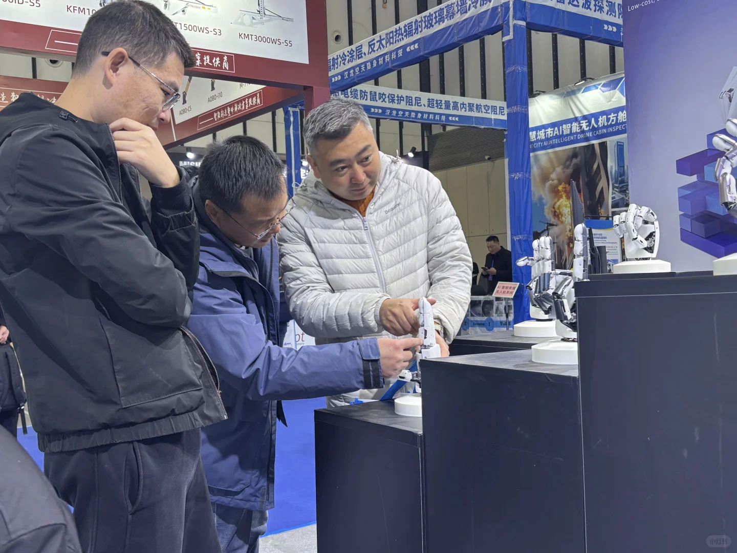 智能制造大会里的 “未来手” 也太酷了吧！